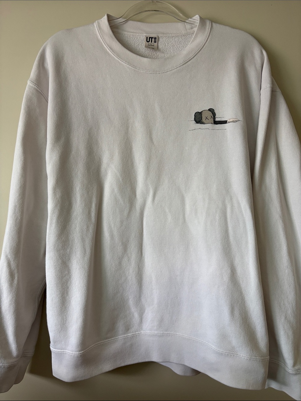 Uniqlo Men’s White Crewneck Sweatshirt with unique Graphic design